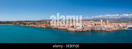 Panorama aérien de la vieille ville d'Antibes, des remparts et du Château Grimaldi Banque D'Images