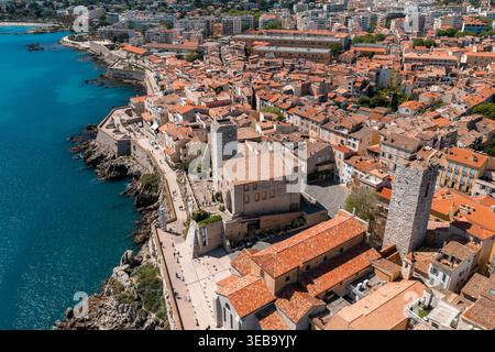Antibes aériennes France, toits de la vieille ville, remparts et clocher Banque D'Images
