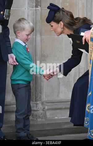 La princesse de Galles parle à un garçon alors qu'elle part après un service de commémoration et d'action de grâce commémorant le jour de l'Anzac, à l'abbaye de Westminster, Londres date de la photo : samedi 25 avril 2026. Banque D'Images