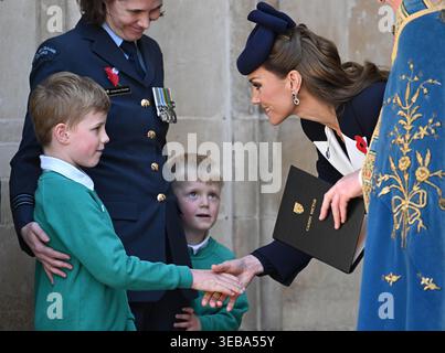 La princesse de Galles parle à un garçon alors qu'elle part après un service de commémoration et d'action de grâce commémorant le jour de l'Anzac, à l'abbaye de Westminster, Londres date de la photo : samedi 25 avril 2026. Banque D'Images