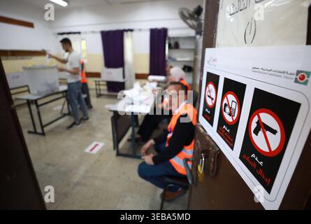 Les Palestiniens ont voté lors des élections municipales de 2026 dans le village de Surra, à l'Ouest de Naplouse les Palestiniens ont voté lors des élections municipales de 2026 dans le village de Surra, à l'Ouest de Naplouse, en Cisjordanie occupée, le 25 avril 2026. Photo Ayman Ameen apaimages Naplouse Cisjordanie territoire palestinien 250426 Naplouse aa 005 Copyright : xapaimagesxAymanxAmeenxxapaimagesx Banque D'Images