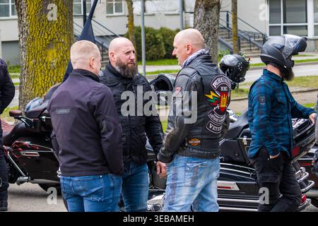 Les motards se rassemblent lors d'un événement d'ouverture de la saison des motos en Lituanie, mettant en vedette une variété de motos de tourisme et de croisière. Coureurs portant une protection Banque D'Images