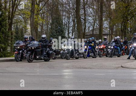 Les motards se rassemblent lors d'un événement d'ouverture de la saison des motos en Lituanie, mettant en vedette une variété de motos de tourisme et de croisière. Coureurs portant une protection Banque D'Images