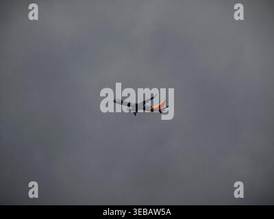 Southwest Airlines Boeing 737 avion de passagers volant à travers un ciel couvert sombre et de mauvaise humeur pendant une journée nuageuse Banque D'Images