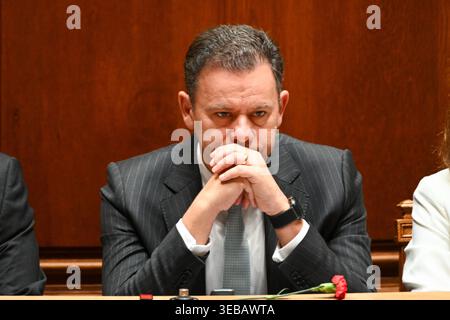 Lisbonne, Lisbonne, Portugal. 25 avril 2026. Le premier ministre portugais LUIS MONTENEGRO assiste à la session solennelle commémorant le 52e anniversaire de la révolution du 25 avril 1974. Crédit : ZUMA Press, Inc/Alamy Live News Banque D'Images