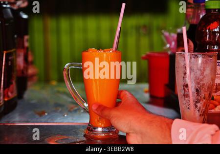 Mumbai-Inde-25 avril 2026 : boisson d'été smoothie à la mangue est une boisson tropicale populaire souvent servie réfrigérée dans un grand verre Banque D'Images