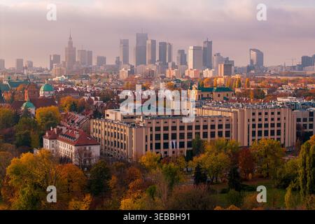 Varsovie, Pologne - 28 octobre 2024 : vue aérienne de la ville avec des gratte-ciel modernes s'élevant au-dessus des bâtiments historiques et des arbres d'automne animés und Banque D'Images