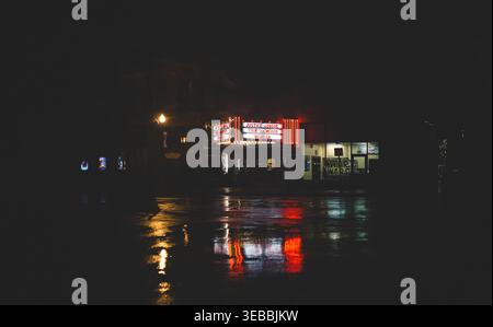 Cinéma classique Marquee et Reflections par une nuit humide Banque D'Images