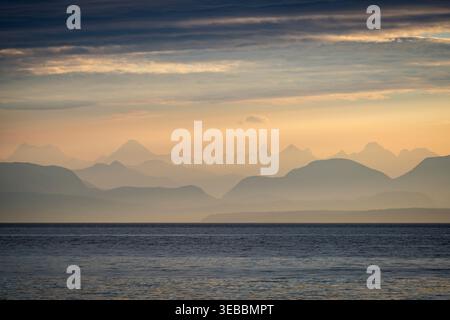Aube au-dessus des montagnes Rocheuses de la Colombie-Britannique vues de Comox. Banque D'Images