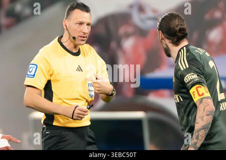 Leipzig, Allemagne 24 avril 2026 : 1. BL - 2025/2026 - Journée 31 - RB Leipzig contre l'Union Berlin dans l'image : L'arbitre Sven Jablonski 1er depuis la gauche avertit Christopher Trimmel (Union) /// les règlements DFL interdisent toute utilisation de photographies comme image s. Banque D'Images