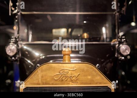 Vue frontale en gros plan d'une automobile Ford vintage, mettant l'accent sur le radiateur en laiton avec le logo "The Ford" en script élégant bien visible Banque D'Images