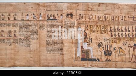 Ancien rouleau de papyrus égyptien affichant un texte hiéroglyphique et des illustrations colorées issues de textes funéraires, probablement le Livre des Morts. Le Banque D'Images