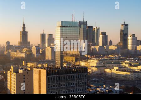 Varsovie, Pologne - 07 mars 2026 : vue aérienne de la ville avec le Palais de la culture et de la Science et les gratte-ciel modernes pendant l'heure dorée Banque D'Images