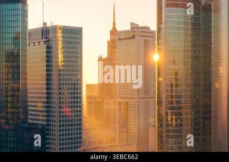 Varsovie, Pologne - 07 mars 2026 : vue aérienne du Palais de la culture et de la Science entouré de gratte-ciels modernes en verre lors d'un coucher de soleil doré avec wa Banque D'Images