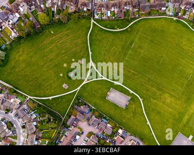 Vue aérienne de haut en bas au-dessus d'un lotissement de banlieue au Royaume-Uni avec un terrain de jeu communautaire et un parc Banque D'Images