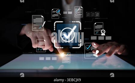 Homme d'affaires utilisant la tablette numérique pour gérer les documents et les données avec l'interface technologique moderne pour une optimisation efficace du flux de travail et Banque D'Images