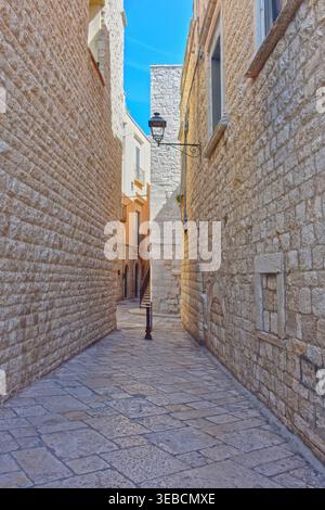 Ruelle en pierre étroite dans la vieille ville de Giovinazzo avec l'architecture traditionnelle Pouilles Italie Banque D'Images