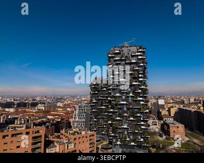 La vue aérienne de Bosco verticale à Milan montre des tours jumelles couvertes de verdure luxuriante. La forêt verticale allie nature et architecture, améliorant la durabilité, la biodiversité et la beauté urbaine. Banque D'Images