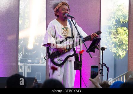 Lisboa, Portugal. 25 avril 2026. Présentation du chanteur et compositeur brésilien, Chico Cesar, qui a eu lieu ce samedi (25), 25 avril, à Palácio Baldaya, dans la paroisse de Benfica, Lisbonne, Portugal. Le 25 avril célèbre la Révolution des œillets (1974), un coup d'État militaire pacifique qui a renversé la dictature de l'Estado Novo. Le mouvement a restauré la démocratie, la liberté d'expression et initié la décolonisation. C'est le jour de la liberté, symbolisé par les œillets rouges placés dans les canons des fusils. Crédit : Thamiris Souza/FotoArena/Alamy Live News Banque D'Images