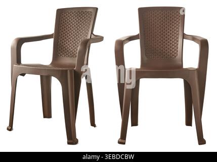 fauteuils en plastique brun fond blanc isolé, finition mate avec texture tissée sur le dossier et le siège, modèle de maquette de vue latérale et avant Banque D'Images