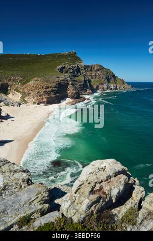 La cape de bonne espérance. Havre paisible en bord de mer avec la lumière du soleil et les vagues. Calme Sandy Bay avec eau turquoise et falaises pittoresques Banque D'Images