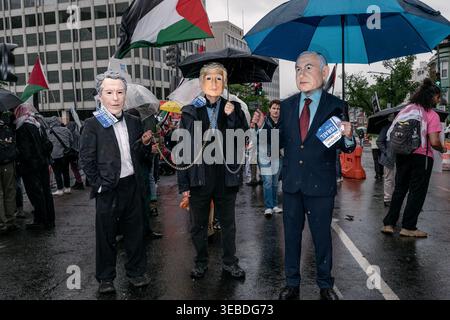 Washington, États-Unis 25 avril 2026. Des manifestants portant des masques représentant Jeffrey Epstein, le président américain Donald Trump et le premier ministre israélien Benjamin Netanyahu se rassemblent devant l'hôtel Hilton Washington lors du dîner des correspondants de la Maison Blanche le samedi 25 avril 2026, à Washington, DC, des foules portant des drapeaux palestiniens et des pancartes anti-guerre se sont rassemblées devant le gala annuel de la presse. (Photo de Probal Rashid/Sipa USA) crédit : Sipa USA/Alamy Live News Banque D'Images
