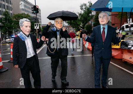 Washington, États-Unis 25 avril 2026. Des manifestants portant des masques représentant Jeffrey Epstein, le président américain Donald Trump et le premier ministre israélien Benjamin Netanyahu se rassemblent devant l'hôtel Hilton Washington lors du dîner des correspondants de la Maison Blanche le samedi 25 avril 2026, à Washington, DC, des foules portant des drapeaux palestiniens et des pancartes anti-guerre se sont rassemblées devant le gala annuel de la presse. (Photo de Probal Rashid/Sipa USA) crédit : Sipa USA/Alamy Live News Banque D'Images