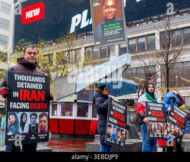 Toronto, Canada. 25 avril 2026. Les manifestants s'alignent le long de la rue Yonge en silence tandis que le public marche. Les manifestants visent à attirer l'attention sur les prisonniers politiques iraniens qui risquent une exécution imminente. Crédit : a Duan/Alamy Live News Banque D'Images