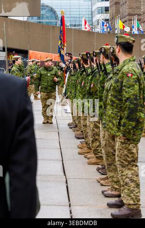 Toronto, Canada. 25 avril 2026. L'ADJ Tkowalenko, 48th Highlanders, vérifie l'alignement de ses troupes lors de la parade de la liberté de la ville de son régiment. Crédit : a Duan/Alamy Live News Banque D'Images