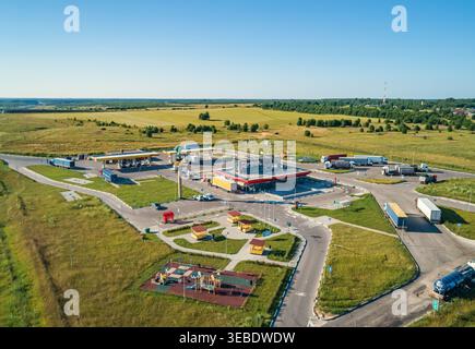 Tver, Russie - 06 juillet 2021 : vue aérienne montrant un grand centre de service routier avec des pompes à carburant, un magasin, un parking pour camions et une aire de jeux Banque D'Images