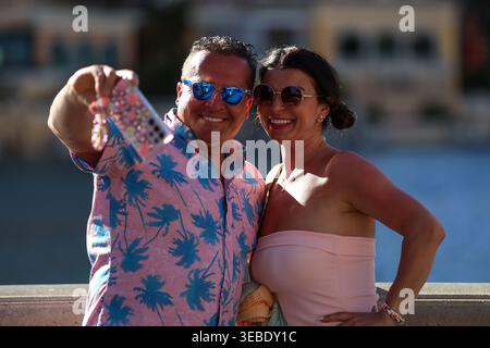 Un couple heureux prend un selfie sur un téléphone devant les fontaines du Bellagio à Las Vegas, Nevada, le 22 avril 2026. Banque D'Images
