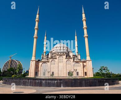 Grozny, Russie - 30 juillet 2021 : majestueuse mosquée Akhmad Kadyrov avec d'imposants minarets et dômes par une journée ensoleillée Banque D'Images