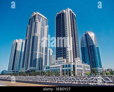 Grozny, Russie - 30 juillet 2021 : Grozny City Towers Complex domine l'horizon, affichant une architecture moderne impressionnante par temps clair et lumineux Banque D'Images