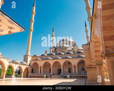 Grozny, Russie - 30 juillet 2021 : majestueuse mosquée Akhmad Kadyrov avec d'imposants minarets et dômes par une journée ensoleillée Banque D'Images
