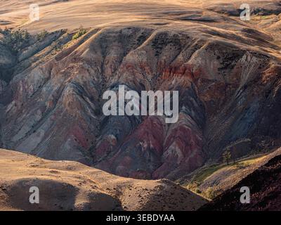 Couleurs du paysage de l'Altaï sur mars montrant différentes couches et motifs rocheux pendant la lumière de fin d'après-midi Banque D'Images