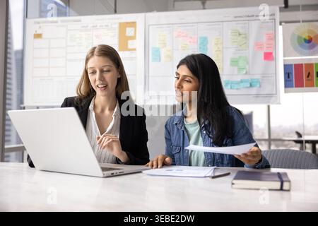 Deux femmes d'affaires multiculturelles travaillant ensemble au bureau dans un bureau moderne Banque D'Images