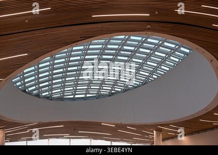Plafond avec de petites planches en bois et fenêtre avec détail architectural de cadre en acier incurvé Banque D'Images
