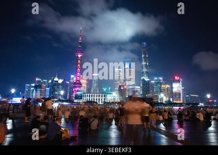 Shanghai, Chine - 07 août 2019 : une scène nocturne animée mettant en valeur la ligne d'horizon illuminée de Shanghai. Les foules se rassemblent le long du Bund, profitant du vi Banque D'Images
