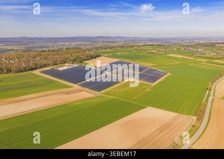 Vue aérienne des champs avec panneaux solaires situés dans une vaste zone agricole, Agri PV Bau, Allemagne Banque D'Images