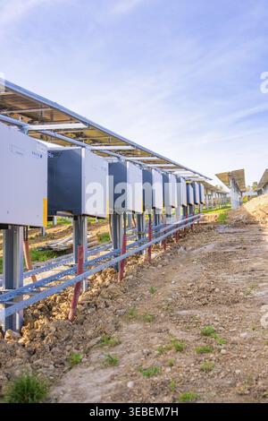 Dispositifs techniques installés sous des panneaux solaires, ciel clair et terre visible en arrière-plan, Agri PV Bau, Allemagne Banque D'Images
