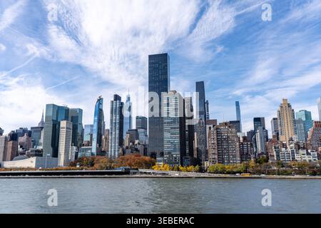 Nombreux gratte-ciel dans Midtown Manhattan vus de Roosevelt Island à New York Banque D'Images
