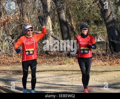 Hauppauge, New York, États-Unis - 14 décembre 2024 : deux coureurs participent à une course par temps clair dans une zone boisée. Banque D'Images