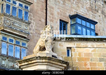 Une photo détaillée de la statue historique du Lion de Vilhena portant un blason, située à l'angle de East Street et Archbishop Street à la Valette Banque D'Images