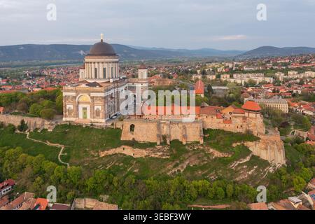 Vue aérienne de la basilique Esztergom rénovée, de la cathédrale notre-Dame et de la plus grande église de Hongrie. Banque D'Images