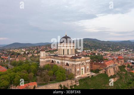 Vue aérienne de la basilique Esztergom rénovée, de la cathédrale notre-Dame et de la plus grande église de Hongrie. Banque D'Images