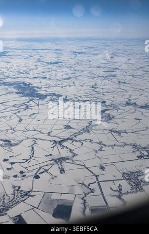 Paysage d'hiver depuis une fenêtre d'avion, vue aérienne. Banque D'Images