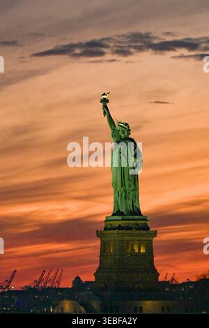 Statue de la liberté à New York avec un ciel de coucher de soleil coloré. Personne. Banque D'Images
