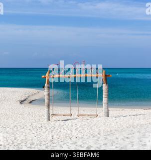 Balançoires sur la plage de Koh Adang, Thaïlande. Rivage de sable avec océan turquoise. Cadre tropical de plage avec ciel bleu clair. Banque D'Images