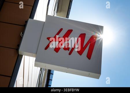 Munich, Allemagne. 24 avril 2026. Le lettrage H&M peut être vu sur la façade au-dessus de l'entrée d'un magasin de la marque de mode dans le centre-ville de Munich (Bavière, Allemagne) le 24 avril 2026. H&M (Hennes & Mauritz AB) est une entreprise de mode suédoise active à l'échelle internationale et l'un des plus grands détaillants de vêtements au monde. (image symbole, photo symbole, illustration, photo symbolique, photo illustrative, image thème, image générale, photo thème) crédit : Matthias Balk/dpa/Alamy Live News Banque D'Images