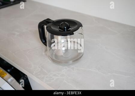 Cafetière en verre avec poignée noire sur comptoir de cuisine léger scène intérieure minimaliste Banque D'Images